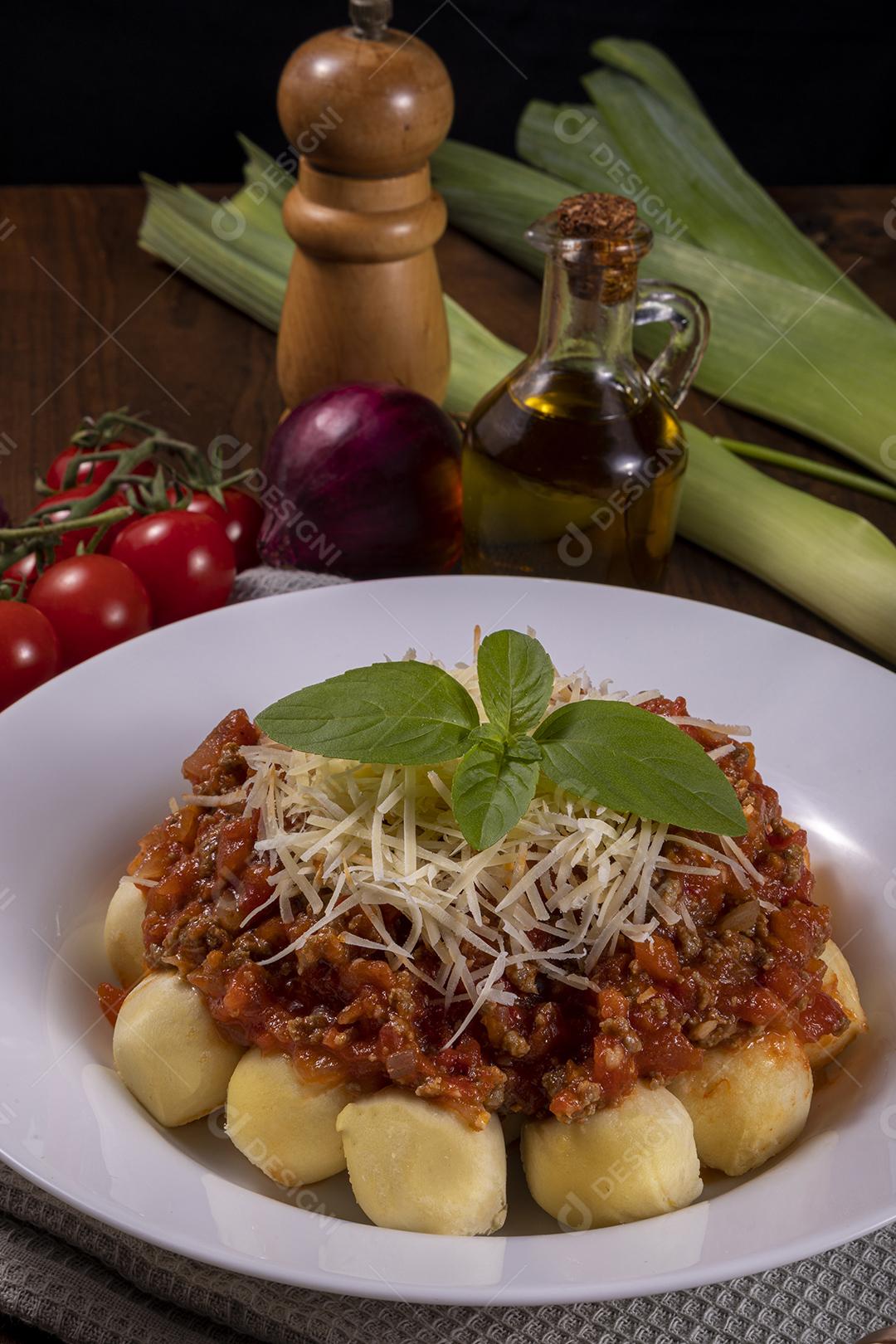 Nhoque à bolonhesa com molho de tomate Imagem JjPG