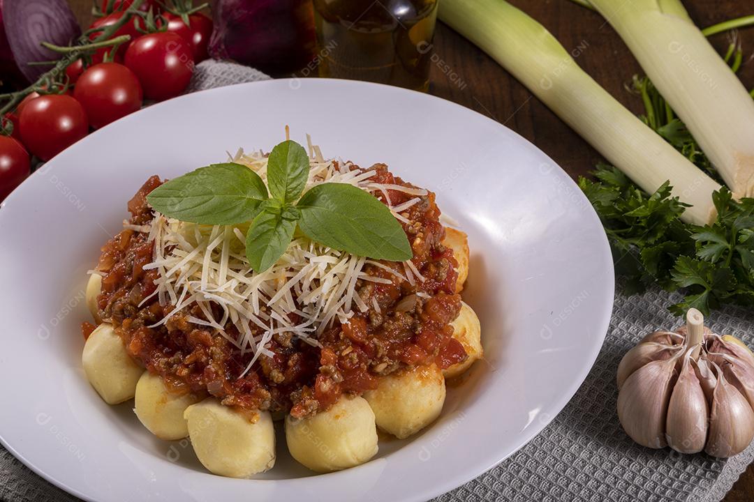 Nhoque à bolonhesa com molho de tomate Imagem JjPG