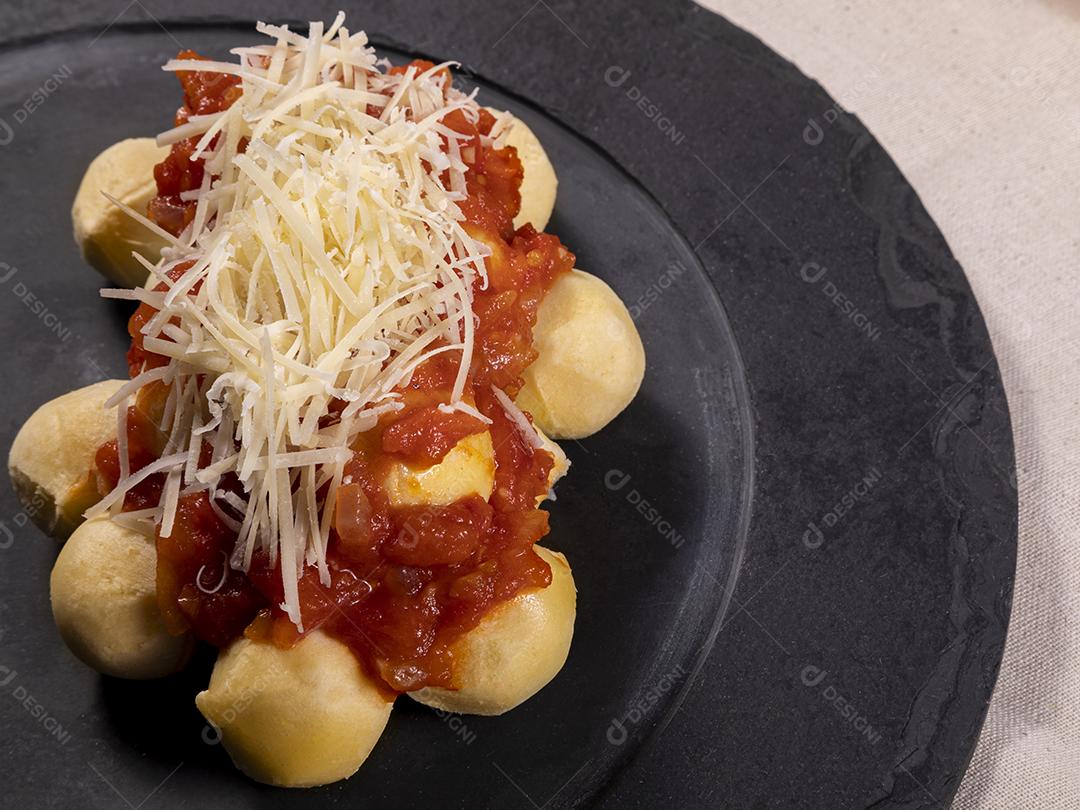 Nhoque com molho de tomate orgânico natural Imagem JPG