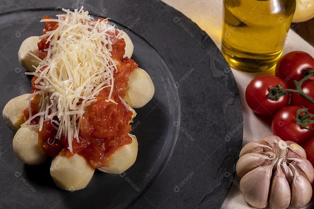 Nhoque com molho de tomate orgânico natural Imagem JPG