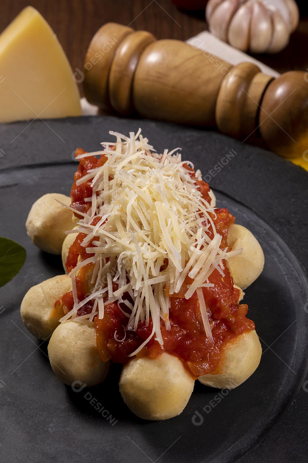 Nhoque com molho de tomate orgânico natural Imagem JPG