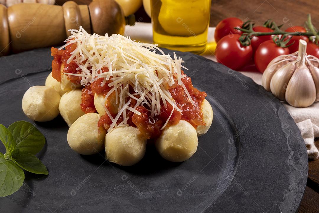 Nhoque com molho de tomate orgânico natural Imagem JPG