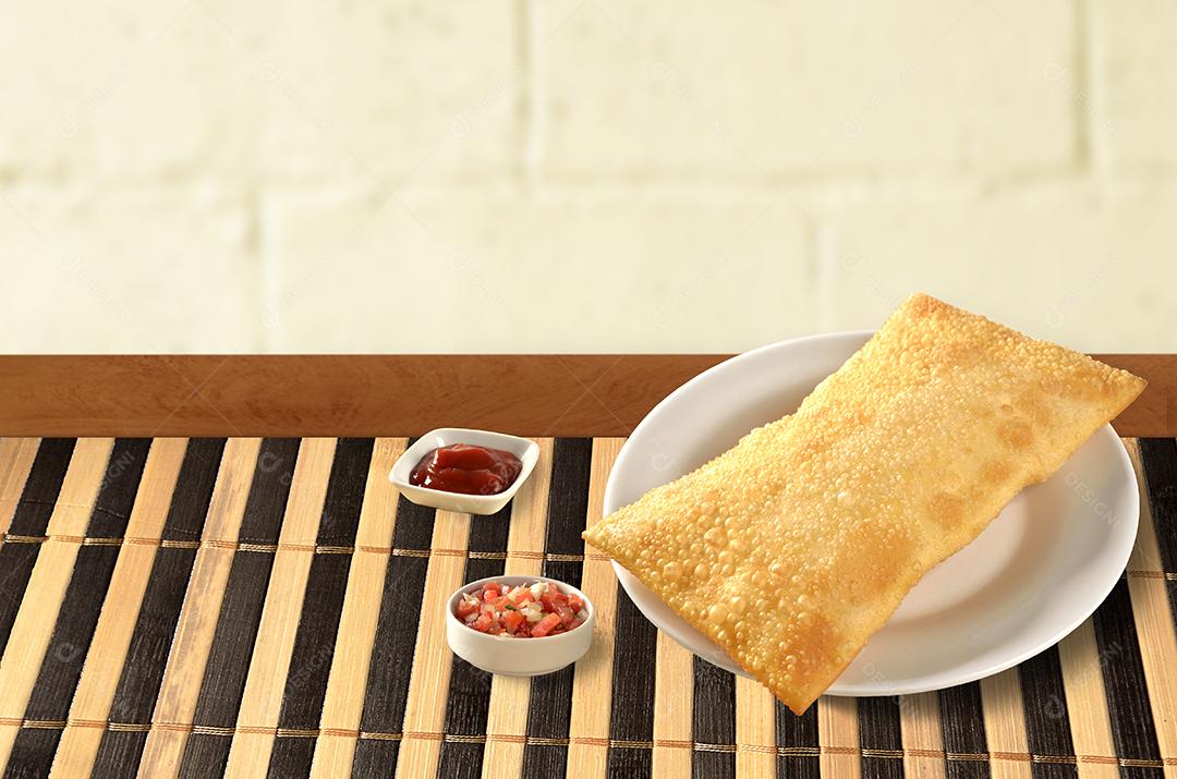 pastel servido em prato horizontal