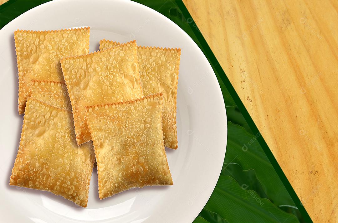 pastéis quadrados pequenos no prato