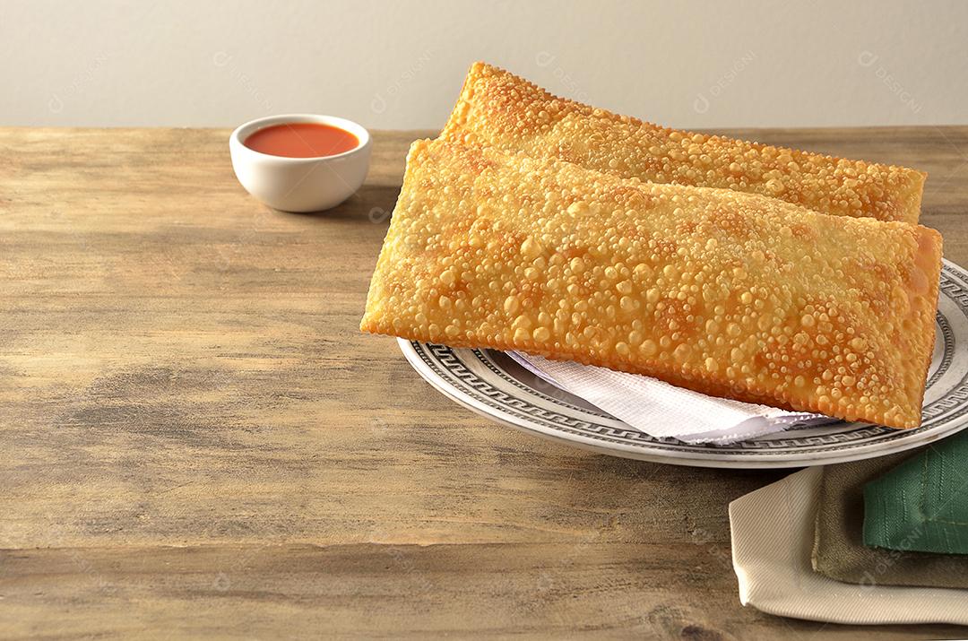 pastéis servidos no prato sobre a mesa