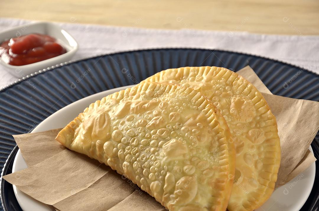 Pastel frito caseiro no prato.JPG