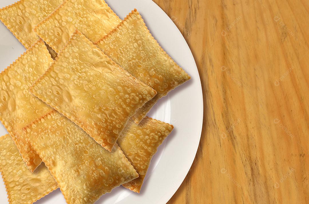 Pastel pequeno servido à mesa