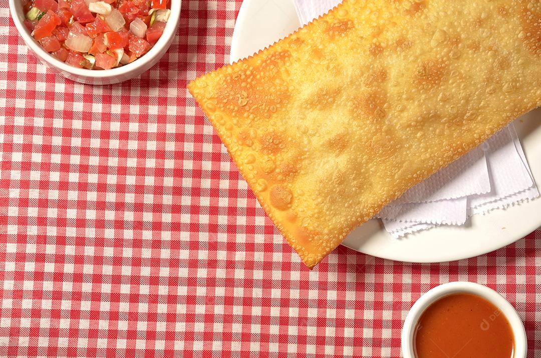 Pastel servido com molhos na mesa xadrez