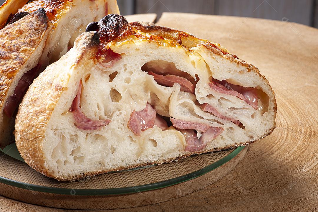 Pão fermentado natural italiano recheado com queijo JPG