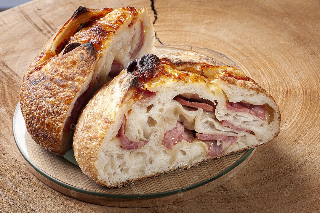 Pão fermentado natural italiano recheado com queijo JPG