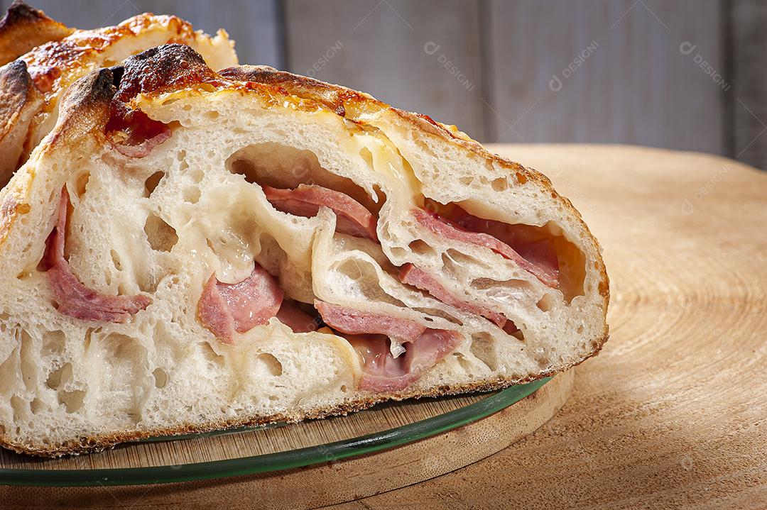 Pão fermentado natural italiano recheado com queijo JPG