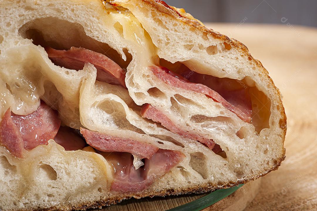 Pão fermentado natural italiano recheado com queijo JPG