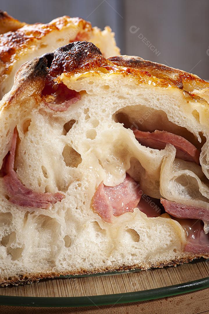 Pão fermentado natural italiano recheado com queijo JPG