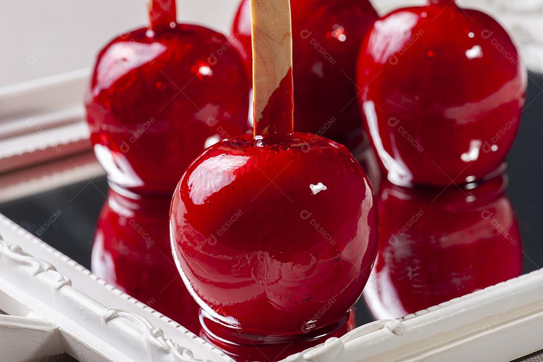 Sobremesa de maçã coberta de caramelo vermelho JPG