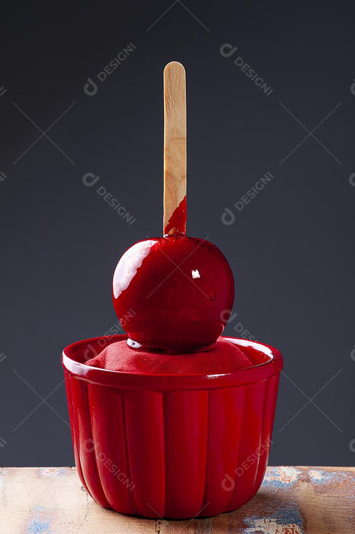 Sobremesa de maçã coberta de caramelo vermelho JPG