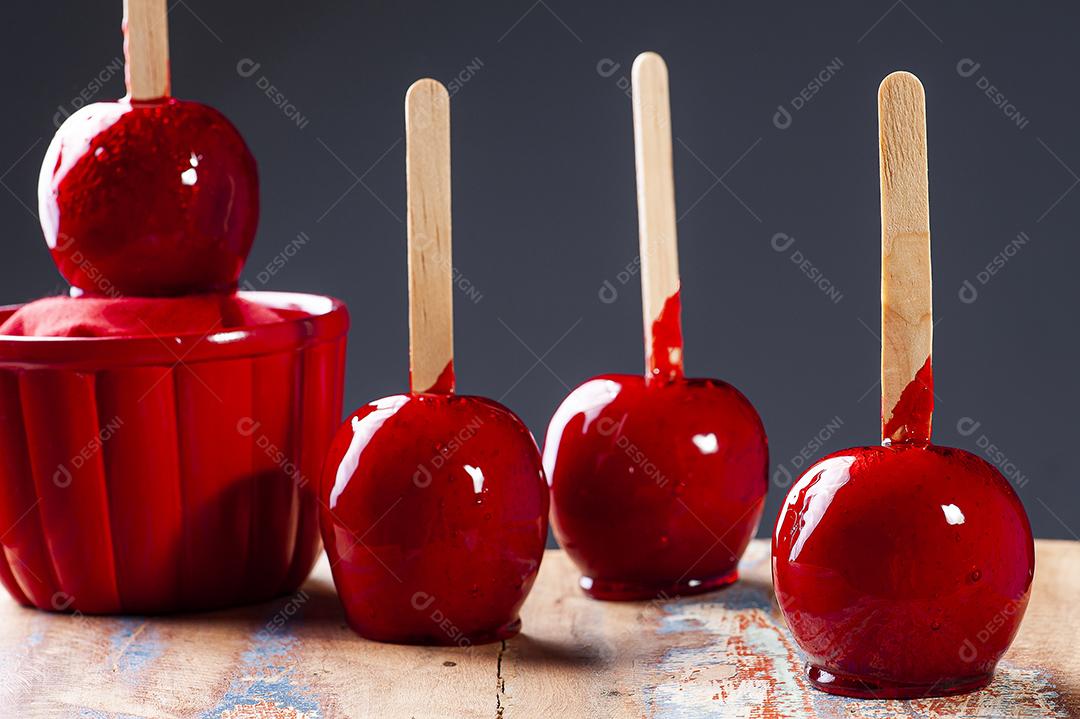 Sobremesa de maçã coberta de caramelo vermelho JPG