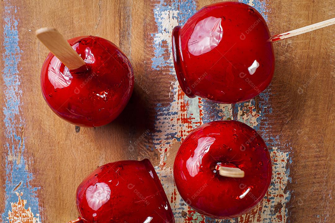 Sobremesa de maçã coberta de caramelo vermelho JPG