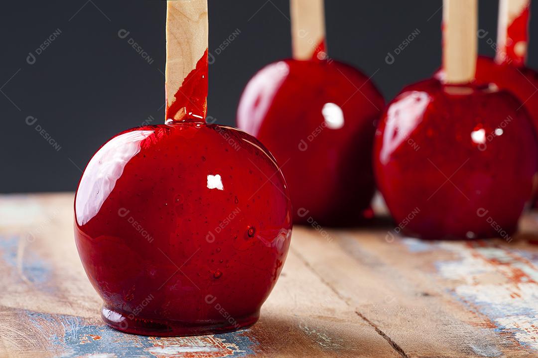 Sobremesa de maçã coberta de caramelo vermelho JPG