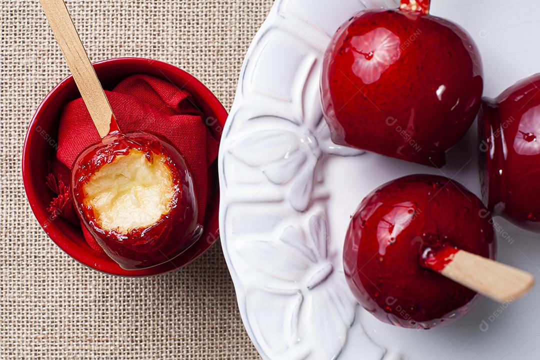 Sobremesa de maçã coberta de caramelo vermelho JPG