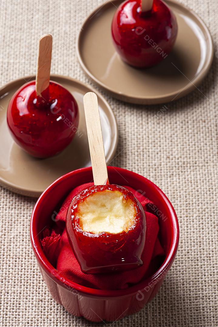 Sobremesa de maçã coberta de caramelo vermelho JPG