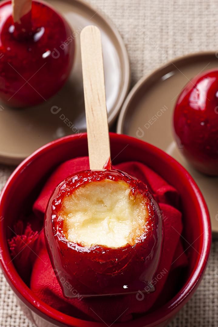 Sobremesa de maçã coberta de caramelo vermelho JPG