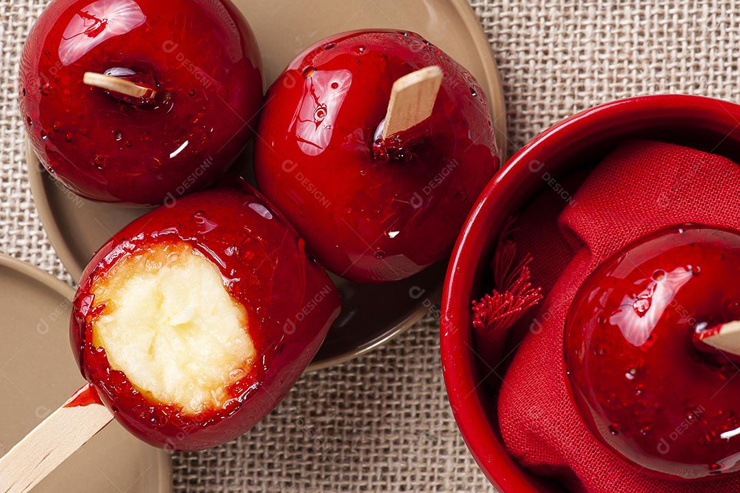 Sobremesa de maçã coberta de caramelo vermelho JPG