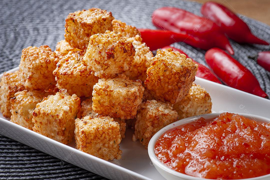 Praças de tapioca e queijo servidos com geleia de pimenta JPG