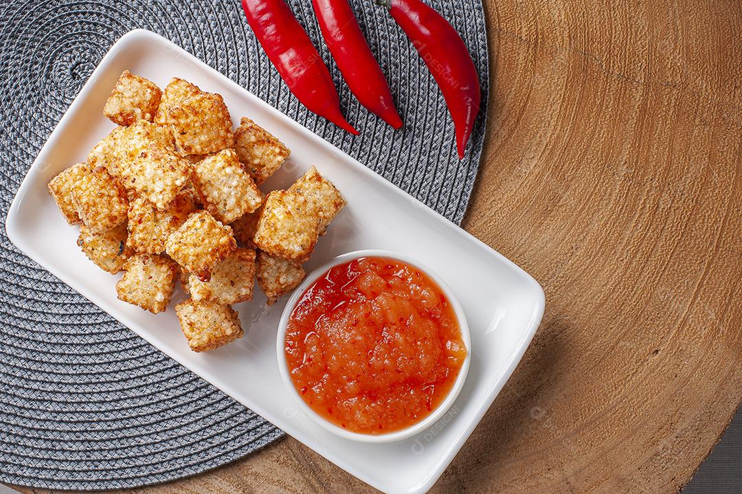 Praças de tapioca e queijo servidos com geleia de pimenta JPG