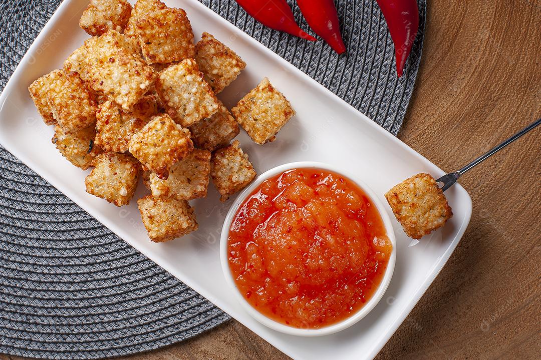 Praças de tapioca e queijo servidos com geleia de pimenta JPG