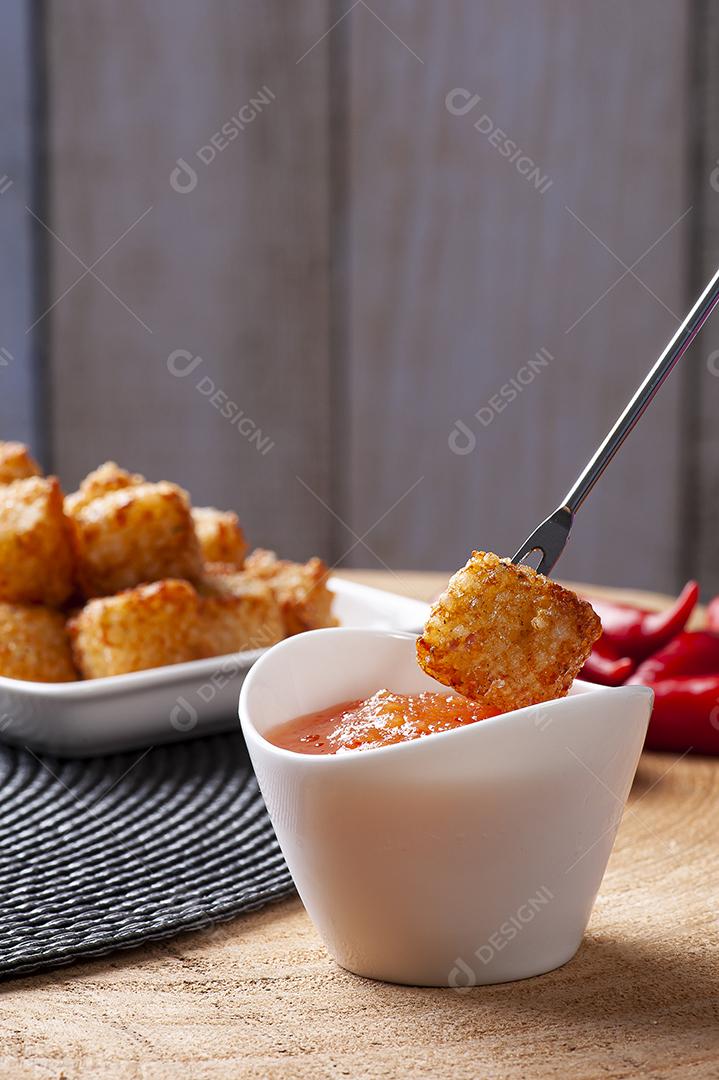 Praças de tapioca e queijo servidos com geleia de pimenta JPG