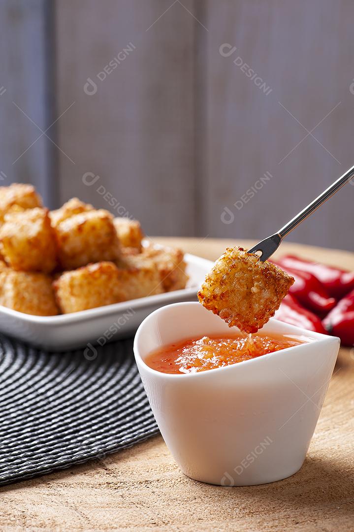 Praças de tapioca e queijo servidos com geleia de pimenta JPG