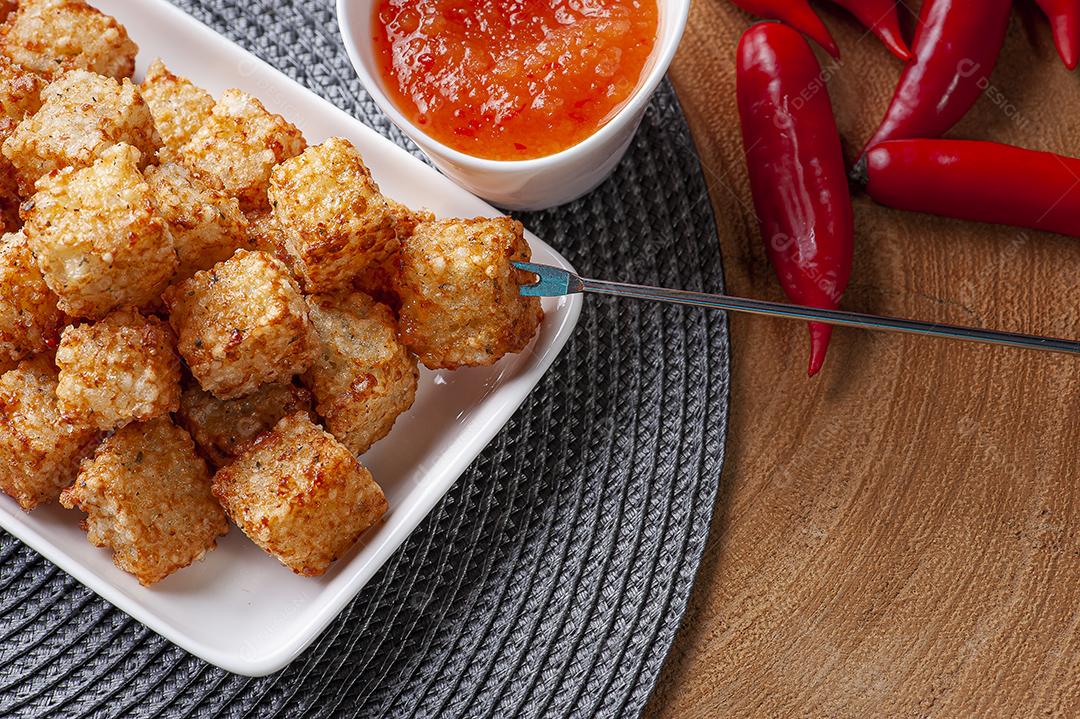 Praças de tapioca e queijo servidos com geleia de pimenta JPG