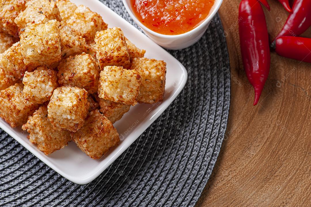 Praças de tapioca e queijo servidos com geleia de pimenta JPG