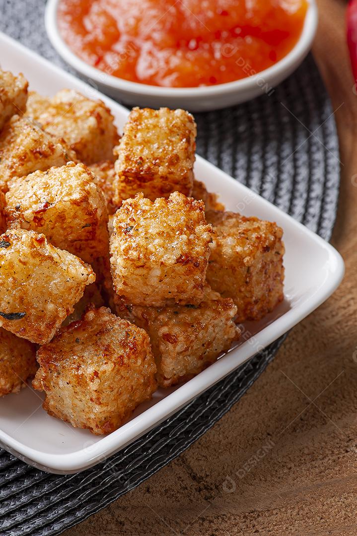 Praças de tapioca e queijo servidos com geleia de pimenta JPG