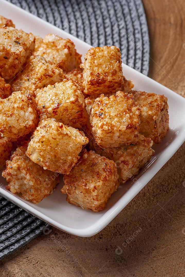 Praças de tapioca e queijo servidos com geleia de pimenta JPG