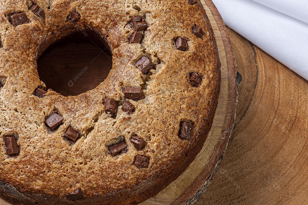 Bolo caseiro rústico feito de banana com pedaços de chocolate JPG