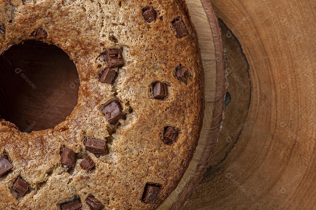 Bolo caseiro rústico feito de banana com pedaços de chocolate JPG