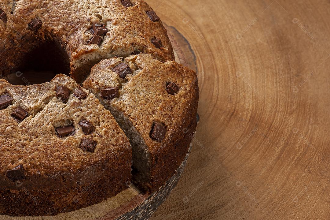 Bolo caseiro rústico feito de banana com pedaços de chocolate JPG