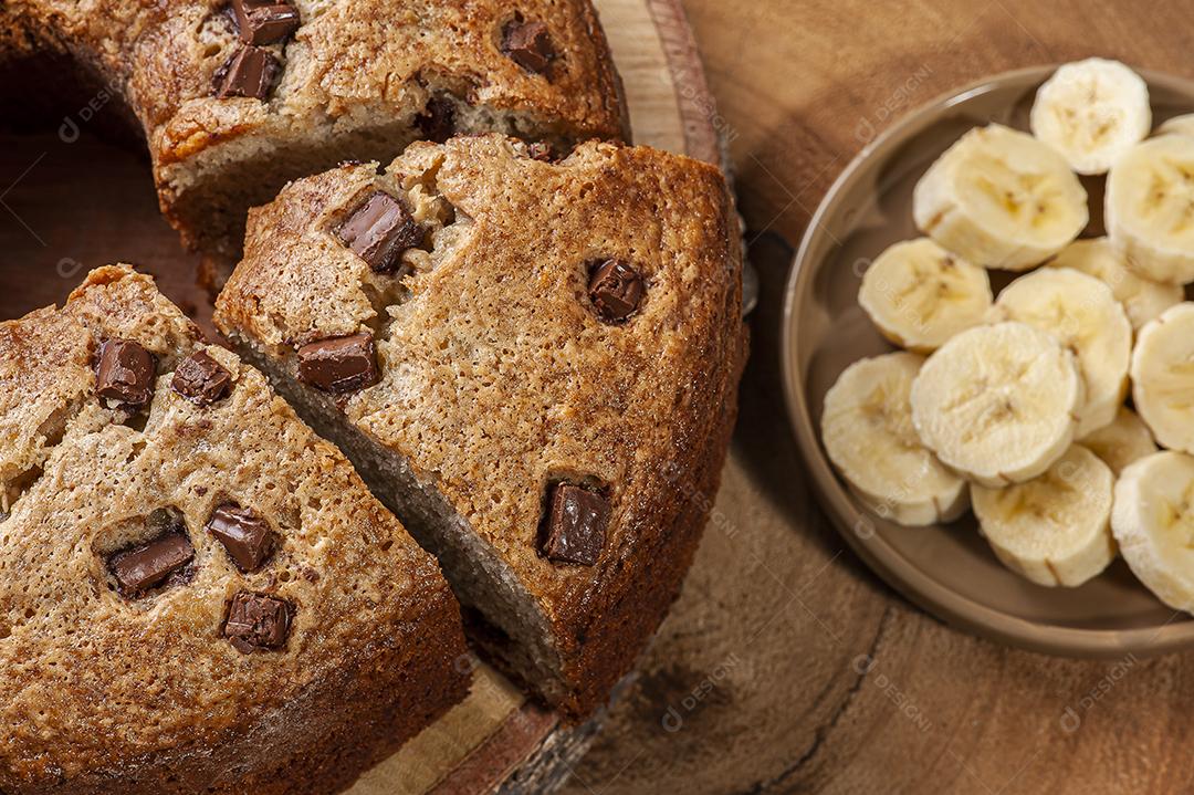 Bolo caseiro rústico feito de banana com pedaços de chocolate JPG