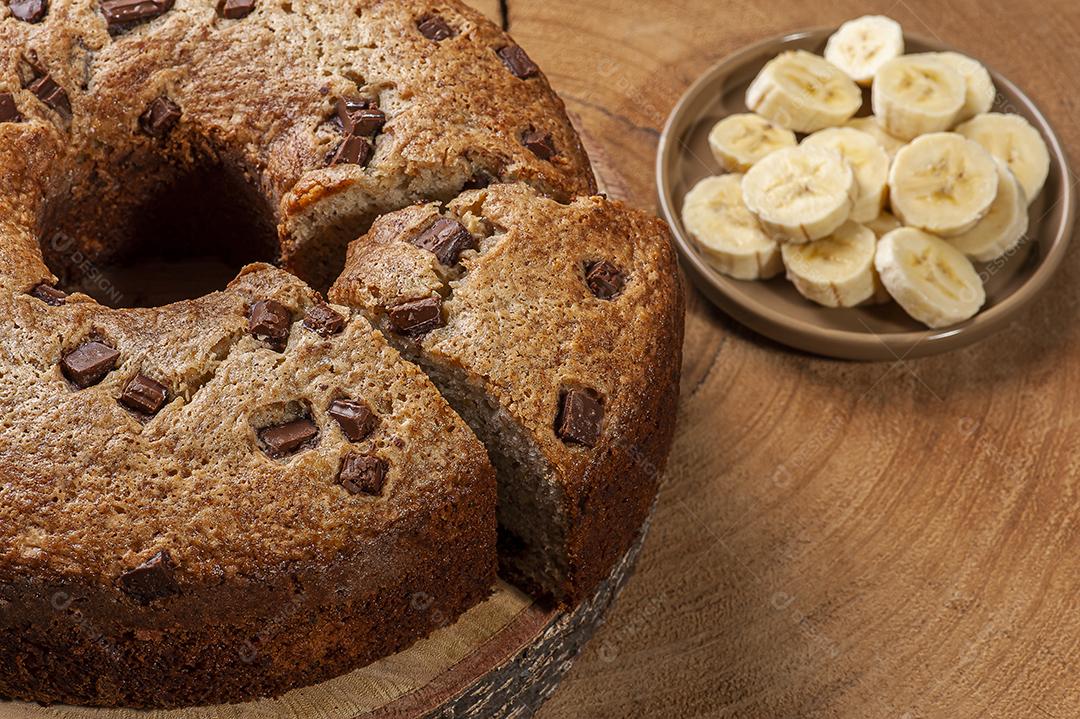 Bolo caseiro rústico feito de banana com pedaços de chocolate JPG