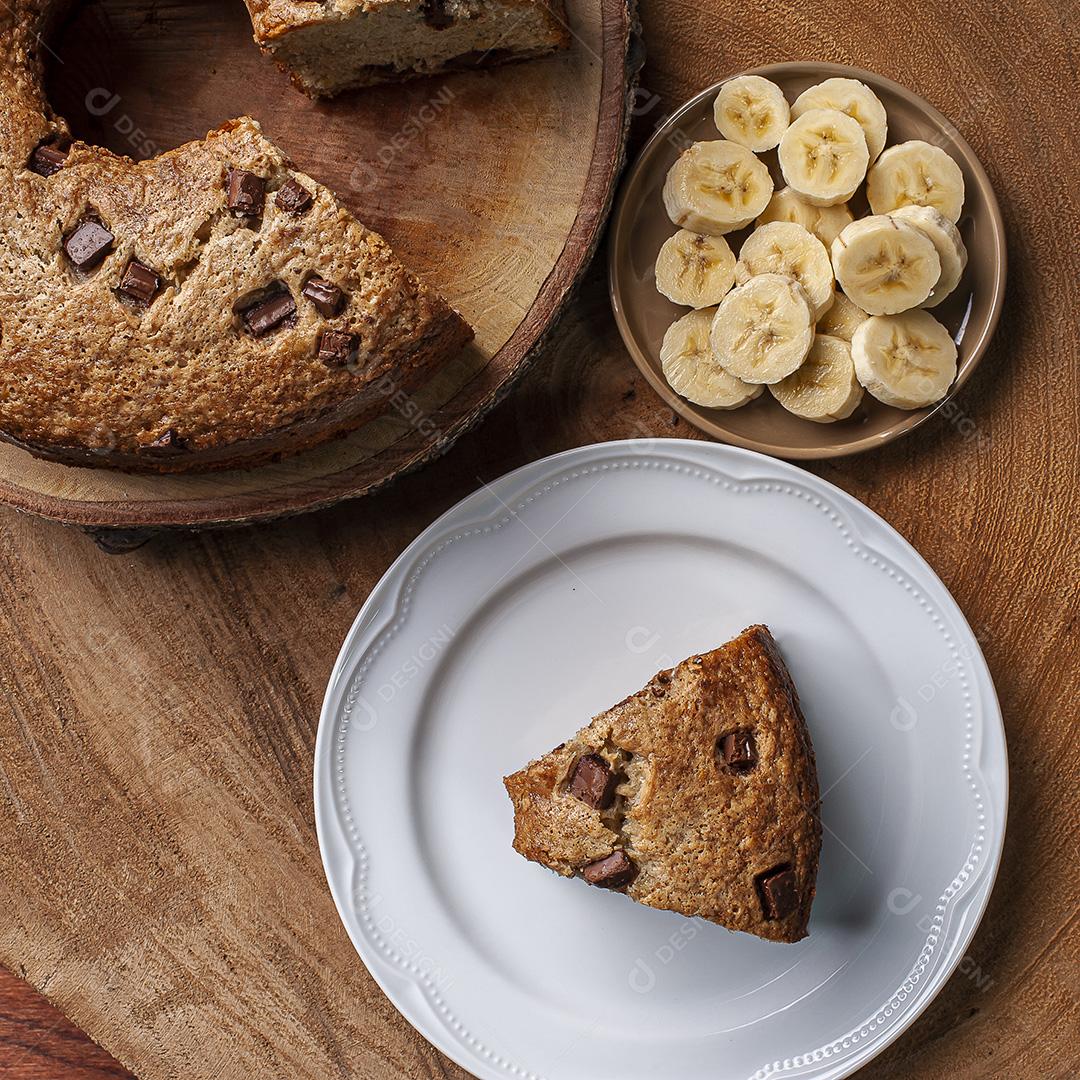 Bolo caseiro rústico feito de banana com pedaços de chocolate JPG