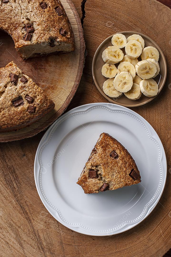 Bolo caseiro rústico feito de banana com pedaços de chocolate JPG