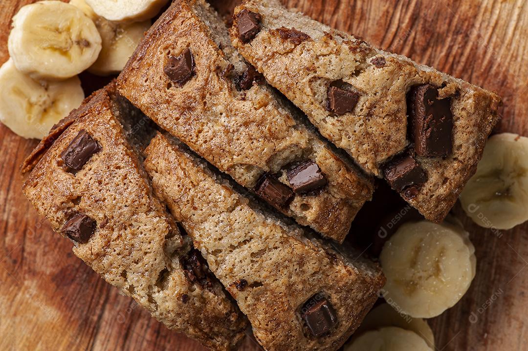 Bolo rústico caseiro com pedaços de chocolate JPG