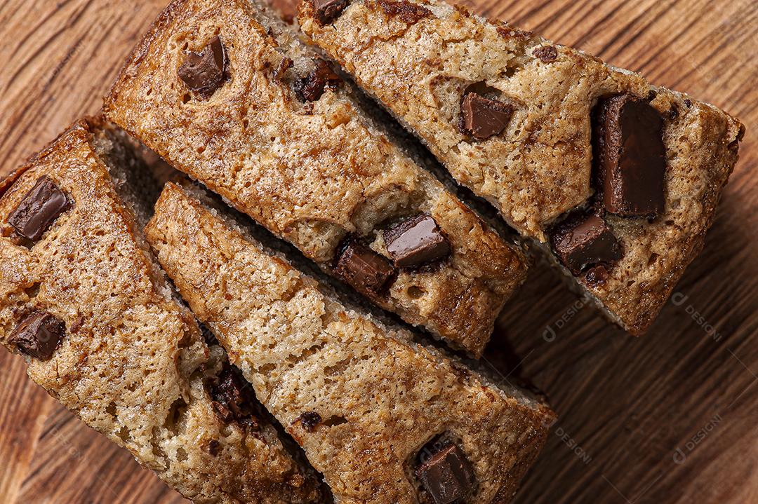 Bolo rústico caseiro com pedaços de chocolate JPG