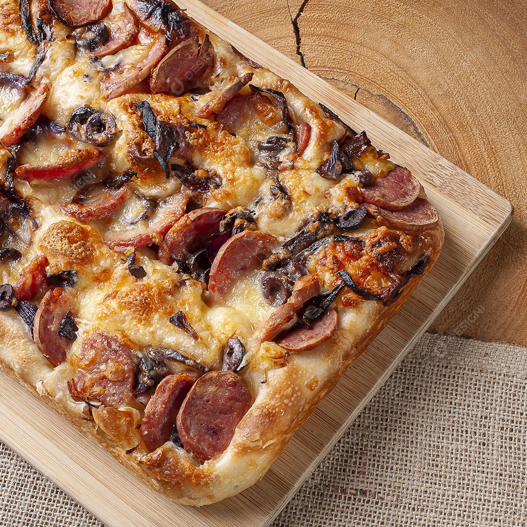 Focaccia italiana tradicional com salsicha de pepperoni JPG