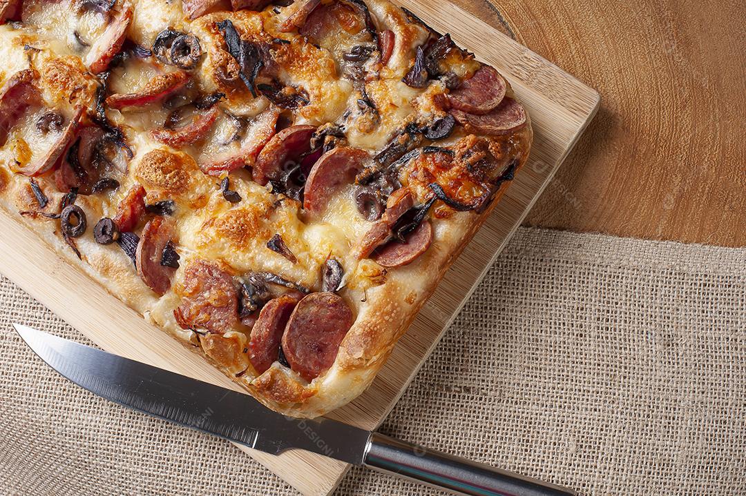 Focaccia italiana tradicional com salsicha de pepperoni, azeitona preta JPG