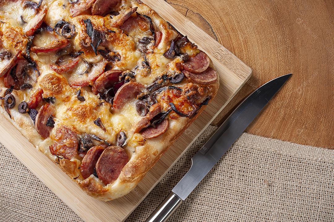 Focaccia italiana tradicional com salsicha de pepperoni, azeitona preta JPG