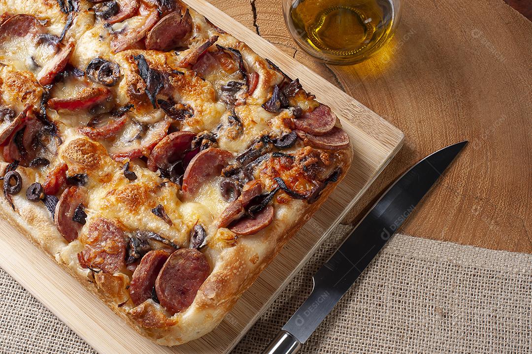 Focaccia italiana tradicional com salsicha de pepperoni, azeitona preta JPG