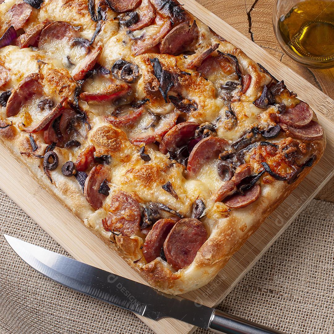 Focaccia italiana tradicional com salsicha de pepperoni, azeitona preta JPG