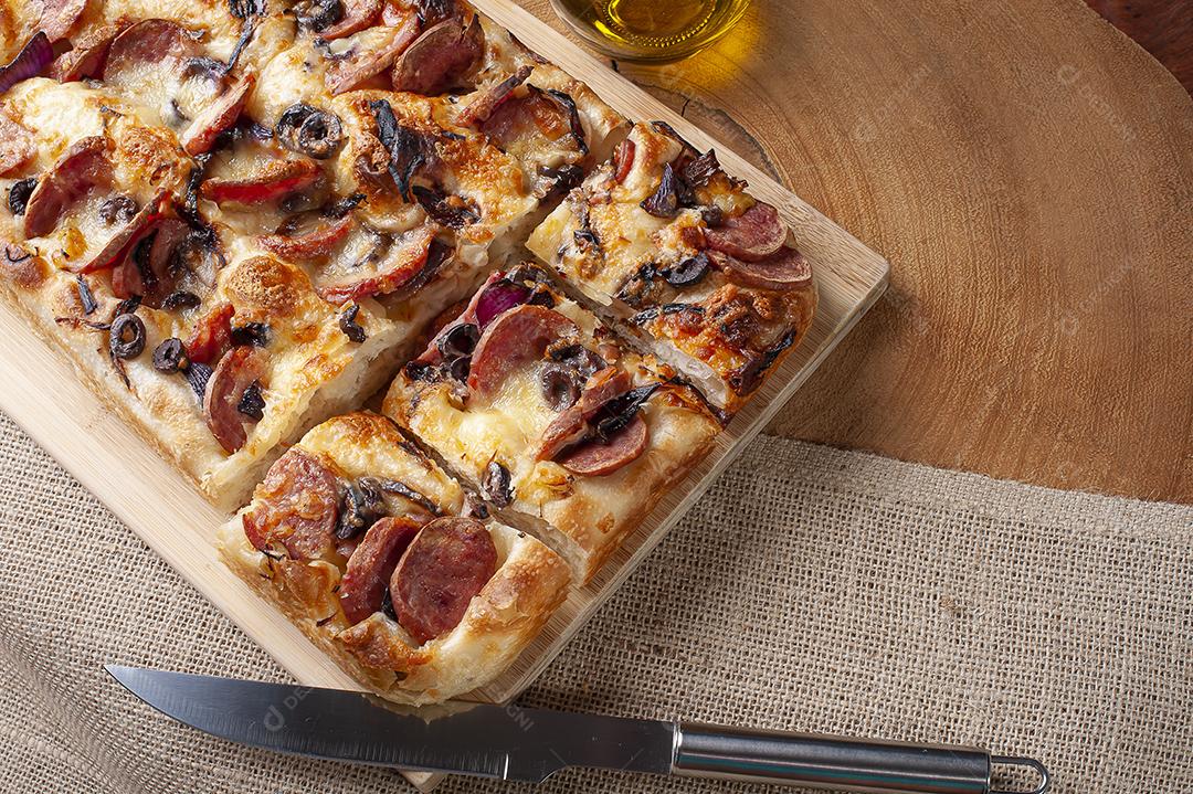 Focaccia italiana tradicional com salsicha de pepperoni, azeitona preta JPG